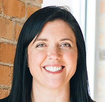 ポートレートに写るサービスチームのカスタマーサポート責任者 Sophie Hartwell